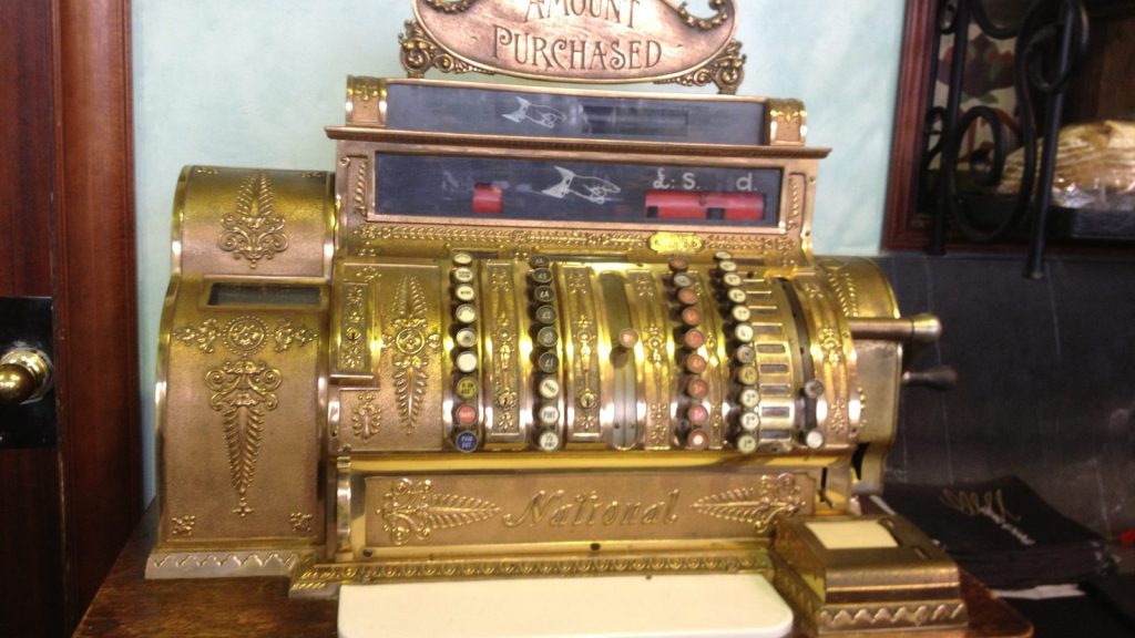Caisse enregistreuse mécanique affichant le montant d'achat, symbole concret de la tarification et de l'encaissement.